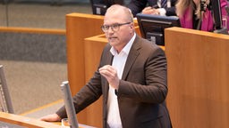 Jochen Ott, Fraktionsvorsitzender der SPD im Landtag, spricht am Pult 