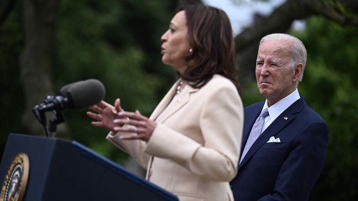 Joe Biden schaut zu Kamala Harris, während diese eine Rede im Rosengarten des Weißen Hauses hält