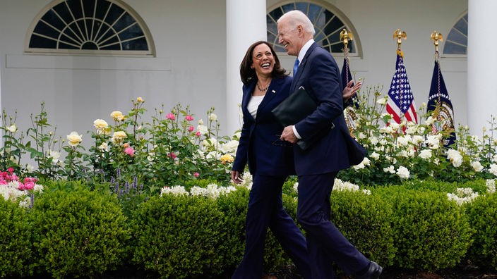 Joe Biden und Kamala Harris im Rosengarten des Weißen Hauses