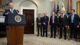 Joe Biden mit CEOs von US-Tech-Firmen (v.l.n.r.: Adam Selipsky, CEO von Amazon Web Services; Greg Brockman, Präsident von OpenAI; Nick Clegg, Präsident von Meta; Mustafa Suleyman, CEO von Inflection AI; und Dario Amodei, CEO von Anthropic)