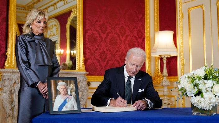 Joe Biden unterzeichnet in einem Kondolenzbuch für die verstorbene Queen im Lancaster House.