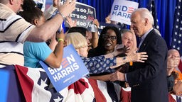 Joe Biden begrüßt seine Anhänger bei einem Wahlkampfauftritt in Wisconsin.