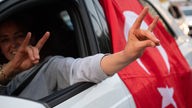 Eine Frau zeigt nach dem Wahlsieg von Erdogan den "Wolfsgruß" auf dem Kurfürstendamm