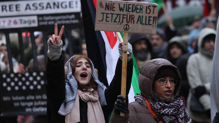 Jugendliche demonstrieren mit Protestschildern auf einer Pro-Palästina Demo