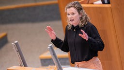 Julia Höller (Bündnis 90/Die Grünen) spricht im Plenum des Landtags zum Thema tödliche Gefahren durch Messerattacken. 