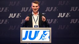 Der neugewählte Vorsitzende der Jungen Union (JU) Nordrhein-Westfalen, Kevin Gniosdorz, spricht beim 59. NRW-Tag der Jungen Union.