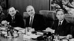 Hans-Dietrich Genscher, Helmut Kohl und Wolfgang Schäuble bei einer Kabinettsitzung in Bonn 1989