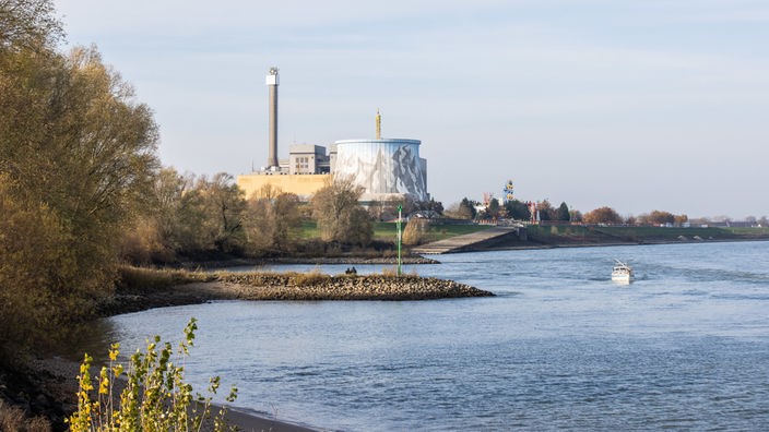 Blick auf den Rhein mit Freizeitpark Wunderland und den darin befindlichen Kühlturm des ehemaligen Kernkraftwerks Kalkar.