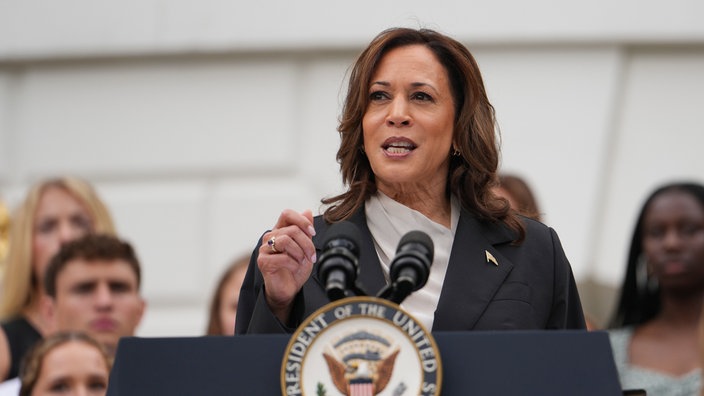 US-Vizepräsidentin Kamala Harris bei einer Rede 