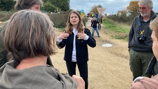 Luisa Neubauer diskutiert mit Menschen im Dorf Lützerath bei Erkelenz über die Klimakrise und den Erhalt des Dorfes