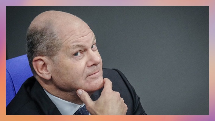 Bundeskanzler Olaf Scholz im Profil eine Hand am Kinn