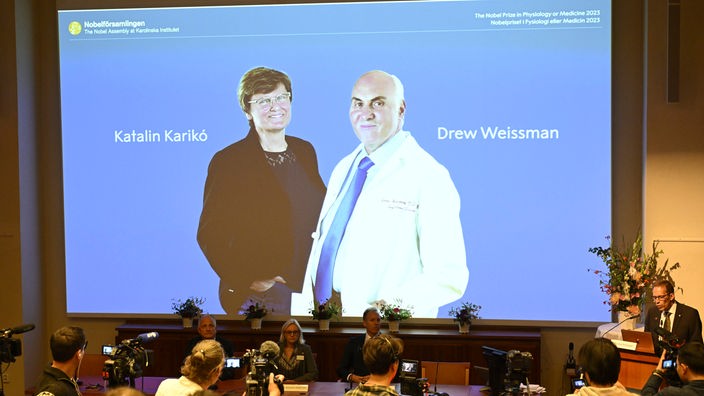 Die Bekanntgabe des Medizin-Nobelpreis für Katalin Karikó und Drew Weissman in Stockholm