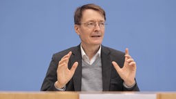 Karl Lauterbach bei einer Pressekonferenz in Berlin