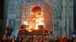 Karneval endet mit großer "Nubbel-Verbrennung" vor dem Dom