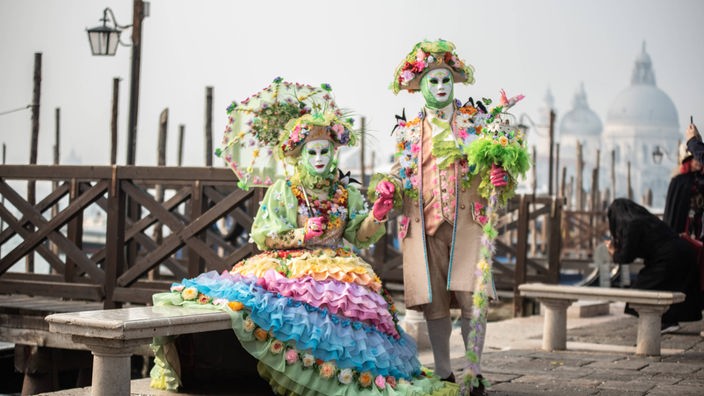 Maskierte und kostümierte Personen in Venedig