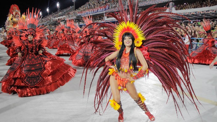 Kostümierte Personen auf dem Rio Carnival