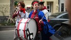 Feiernde mit Trommel auf den Straßen zu Karneval
