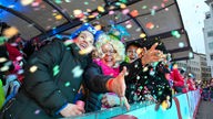 Kostümierte Feiernde an Karneval in Köln 