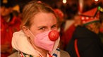 Kostümierte Feiernde mit FFP2-Maske an Karneval in Köln.