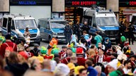 11.11. in Köln: Feiernde und polizei gemeinsam am Dom