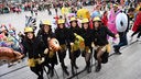 Jecken feiern ausgelassen am Kölner Dom den Start des Straßenkarnevals