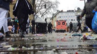 Viele klene Flaschen liegen auf einer Straße