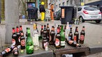 Leere Flaschen am Straßenrand