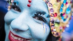 Blau geschminktes Gesicht beim Karneval
