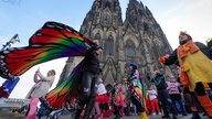 Tanzende Jecken vor dem Kölner Dom