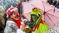 Karnevalisten feiern Karneval in Köln 