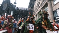 Karnevalisten vor dem Kölner Dom
