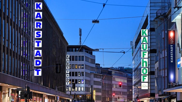 Düsseldorf: Filialen von Karstadt und Galeria Kaufhof liegen sich an einer Straße gegenüber. 