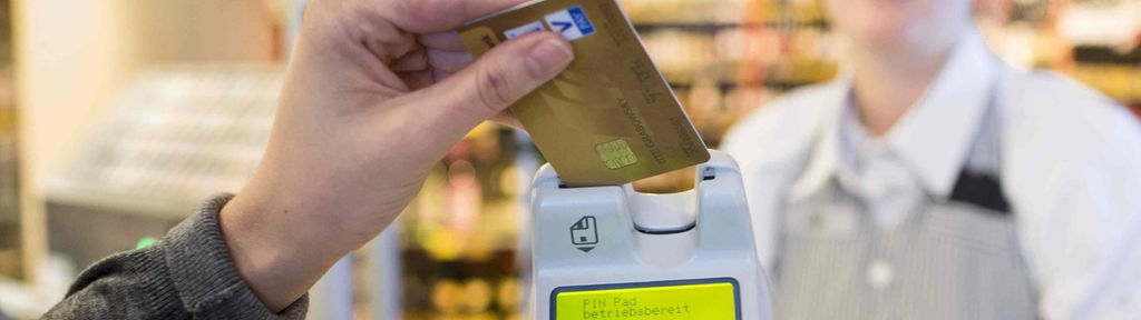 Kartenzahlung an einer Kasse im Supermarkt 