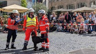 Hundeführer und Feuerwehr besprechen den Übungseinsatz 