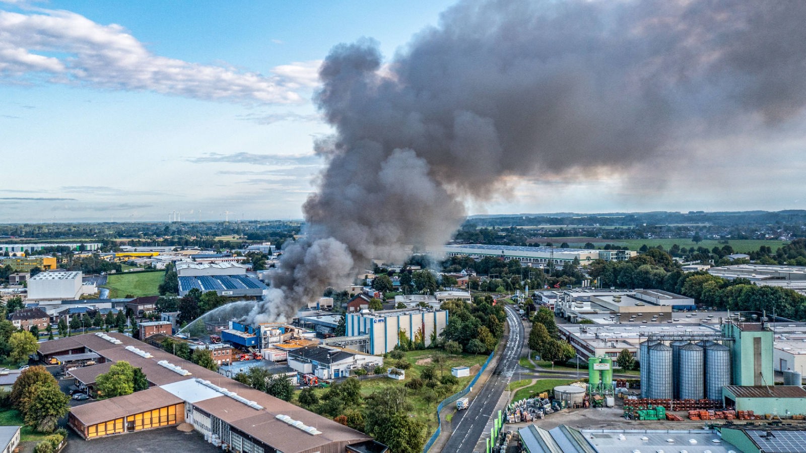 Zielone światło w Kempen: ugaszony pożar w fabryce chemicznej – Aktualności – WDR – Aktualności
