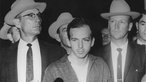 Der Kennedy-Attentäter Lee Harvey Oswald kurz nach seiner Verhaftung