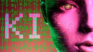 Künstliche Intelligenz: Gesicht vor Computercodes