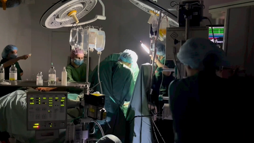 In einem Krankenhaus kämpfen ukrainische Mediziner um das Leben der Patienten