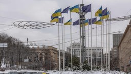Ukraine- und EU-Flaggen auf dem Maidan in Kiew