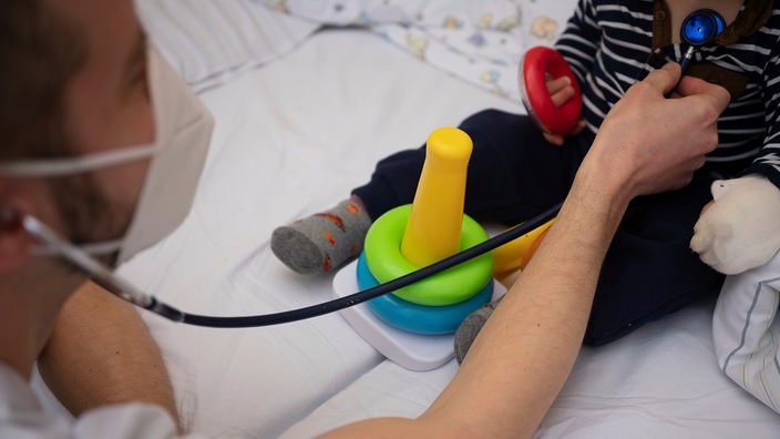 Ein Arzt untersucht im Olgahospital des Klinikums Stuttgart ein Kind