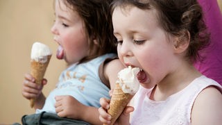 Kinder essen Eis