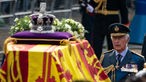 König Charles III. folgt dem Sarg von Königin Elizabeth II., der mit der königlichen Standarte und der kaiserlichen Staatskrone geschmückt ist und auf einer Lafette der Königlichen Pferdeartillerie vom Buckingham Palace zur Westminster Hall