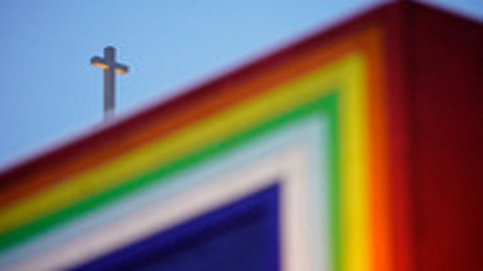 Ein Kreuz und Regenbogenfarben 