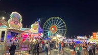 Blick auf das Riesenrad der Rheinkirmes in Oberkassel