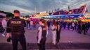 Polizeibeamte stehen auf dem Kirmesgelände Hohen Steinert. Im Rahmen der Kirmes in Lüdenscheid im Nordwesten des Sauerlandes ist ein 40-Jähriger durch einen Schuss getötet worden.
