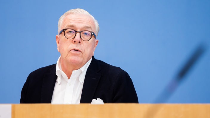 Klaus Reinhardt bei einer Pressekonferenz von Gesundheitsexperten in Berlin
