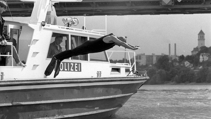 Klaus Töpfer springt 1988 in den Rhein
