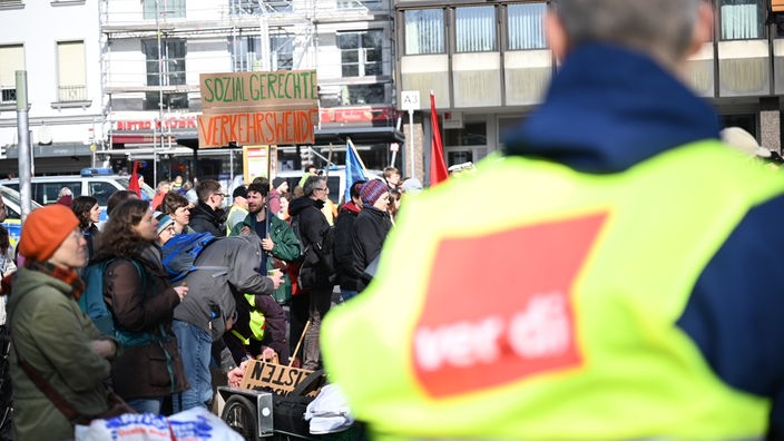 Verdi-Mitglieder und Klimaaktivisten demonstrieren zusammen in Bonn