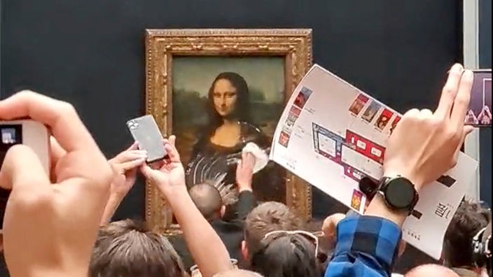 Besucher bewirft Vitrine der "Mona Lisa" im Louvre mit Torte