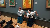 Klimaschützer vor dem attackierten Van Gogh Gemälde 